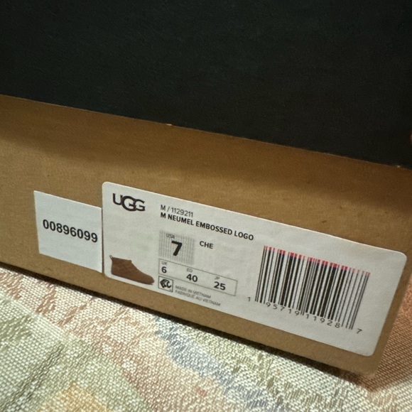 Brand new Uggs never worn - Picture 4 of 6